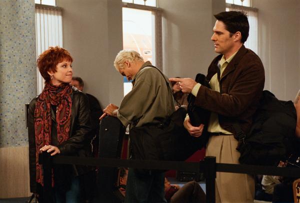 Bild 1 von 7: Dharma und Greg beschließen, über Thanksgiving auf die Bahamas zu fliegen, um dem üblichen Familienstreit zu entkommen. Doch das Wetter macht ihnen einen Strich durch die Rechnung: Wegen eines Schneesturms müssen sie in Indiana notlanden! Greg setzt nun alle Hebel in Bewegung, um einen Flug zu bekommen. Nach zähen Verhandlungen klappt dies auch, doch Dharma hat währenddessen eine besondere Aufgabe übernommen und will nicht mehr weiterfliegen â?¦