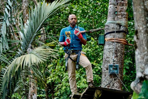 Bild 1 von 4: Während der Ermittlungen zum Mordfall an der Seilrutsche wird klar, dass die Identifizierung des Täters eine besondere Herausforderung darstellt. Im Bild: Detective Mervin Wilson (Don Gilet)