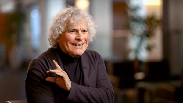 Bild 1 von 13: Im Bild: Sir Simon Rattle im Interview für die Dokumentation.