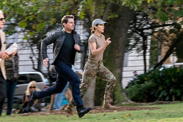 Bild 1 von 3: Left to right: Tom Cruise plays Jack Reacher and Cobie Smulders plays Turner in Jack Reacher: Never Go Back from Paramount Pictures and Skydance Productions