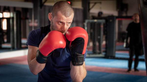 Bild 1 von 11: Rene Balke (David Mullikas) steht unter Verdacht, seine Schwester in Selbstjustiz gerächt zu haben.