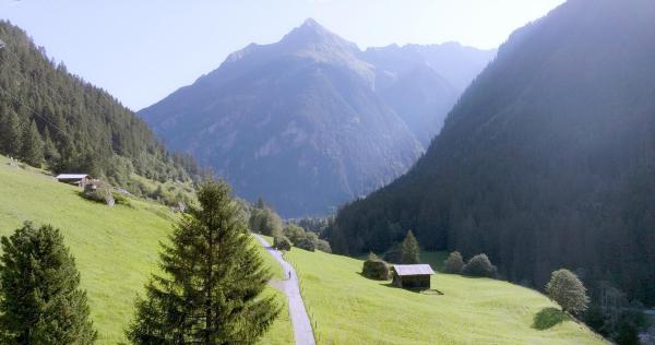 Bild 1 von 25: Im Bild: Dornauberg Blick hinab auf Ginzling.