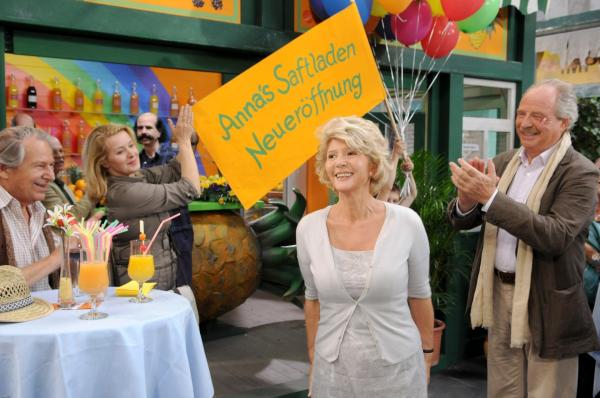 Bild 1 von 2: Im Bild: Petra Morzé (Maria Fichtner), Christiane Hörbiger (Anna Ewald-Klahsen), Friedrich von Thun (Bernhard Jeschke).