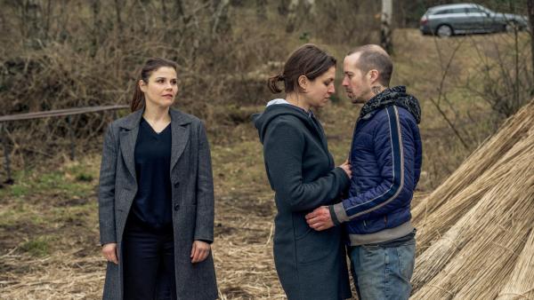 Bild 1 von 12: Nina Petersen (Katharina Wackernagel, l.) ist erleichtert, dass sie eine Auseinandersetzung zwischen Maren Brandt (Franziska Hartmann) und Henrik Brandt (Barnaby Metschurat) klären konnte.