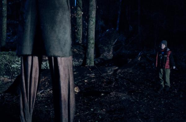 Bild 1 von 4: Der kleine Paul (William Vonnemann) ist in der Gewalt eines Wesens, das ihm Angst macht.