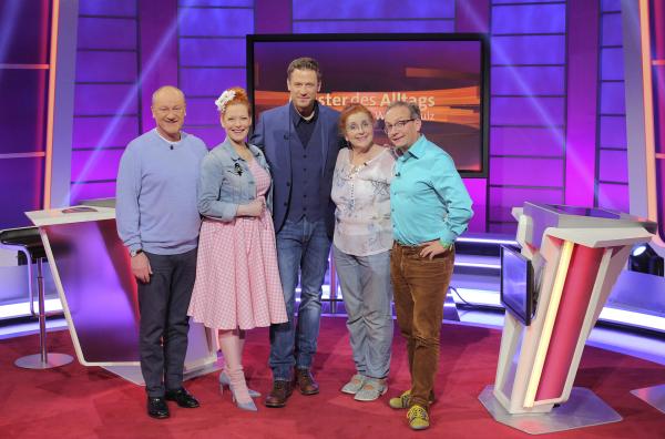 Bild 1 von 2: v.li.: Bodo Bach, Enie van de Meiklokjes, Florian Weber, Alice Hoffmann und Wigald Boning.