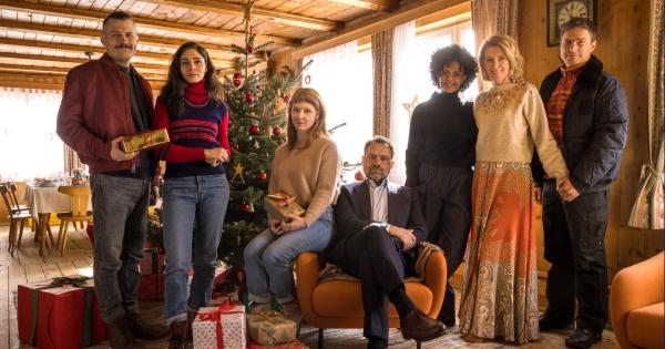 Bild 1 von 4: V. li. n. re.: Till (Manuel Rubey), Shirin (Pegah Ferydoni), Bea (Sarah Bauerett), Jerry (Juergen Maurer), Nicole (Dennenesch Zoudé), Andrea (Maria Furtwängler), Horst (Leo Reisinger).