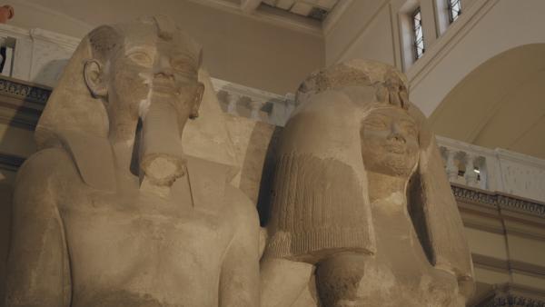 Bild 1 von 8: Amenophis III. und seine Große Königliche Gemahlin Teje. Als ebenbürtige Partnerin wird sie genauso groß dargestellt wie der Pharao.