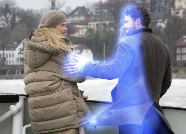 Bild 1 von 14: Zunächst will Jana (Diana Amft, l.) nicht wahrhaben, dass sie tiefe Gefühle für einen Geist entwickelt hat. Deshalb stößt sie Tom (Stephan Luca, r.) zurück, worauf der junge Mann in eine lebensbedrohliche Situation gerät ...