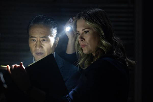 Bild 1 von 6: Chief Li (Terry Chen, l.); Detective Yates (Amy Goodmurphy, r.)