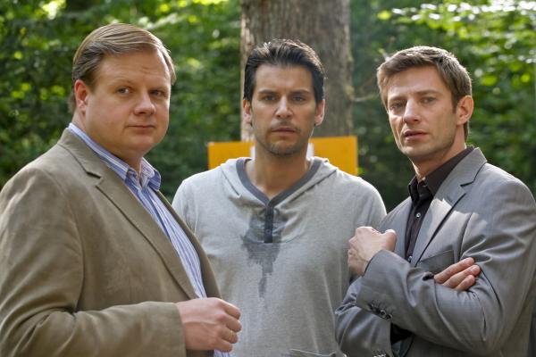 Bild 1 von 3: Der Fall bekommt eine unerwartete Wendung, als  Hartl (Michael A. Grimm, l.) und Hansen (Igor Jeftic, r.) ein pikantes Detail aus dem Leben von Kletterkursteilnehmer Lindmayr (Florian Odendahl, M.) erfahren.