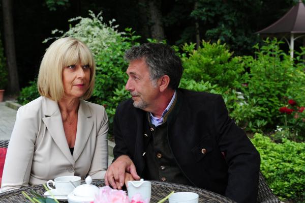 Bild 1 von 10: Charlotte (Mona Seefried, l.); Julius (Michele Oliveri, r.)