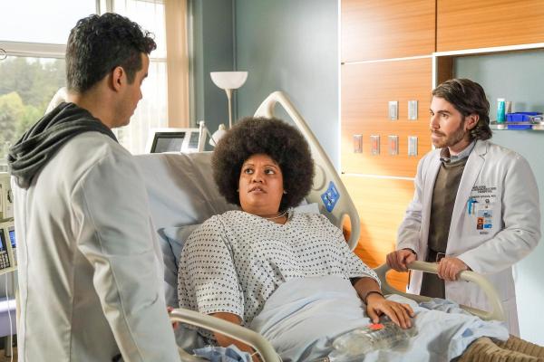 Bild 1 von 43: Im Bild (v.li.): Brian Marc (Dr. Enrique 'Ricky' Guerin), X Mayo (Zara Norton), Noah Galvin (Dr. Asher Wolke).