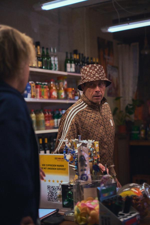 Bild 1 von 6: Ein Hundebesitzer (Marc Hosemann, r.) bittet Fred (Wilson Gonzalez, l.) nur kurz auf seinen menschlichen Hund aufzupassen.