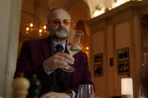 Bild 1 von 11: Mordermittler Sven Hjerson (Johan Rheborg) besucht das Restaurant eines Sternekochs, von dem er sich Hinweise in einem außergewöhnlichen Fall erhofft - dem Mord an einem Küchenchef. Das Besondere: Es handelt sich um eine Tat, wie sie die Autorin Ronda Svensson in ihrem letzten, noch unveröffentlichten Manuskript beschreibt.