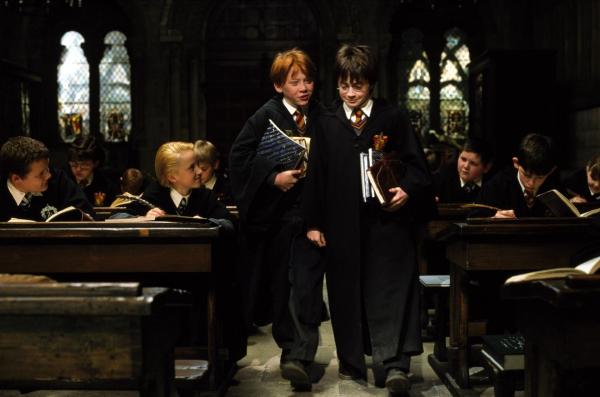 Bild 1 von 15: Werden schnell zu besten Freunden: Harry Potter (Daniel Radcliffe, r.) und Ron Weasley (Rupert Grint, l.) ...