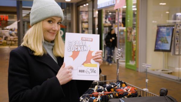 Bild 1 von 6: Werden die Kunden nachrechnen, ob das Socken-Sonderangebot wirklich ein Schnäppchen ist?