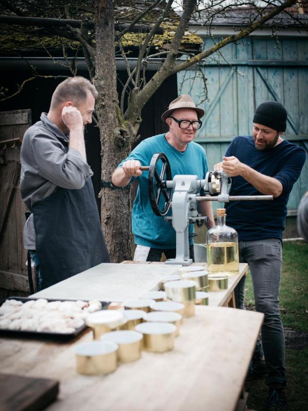 Bild 1 von 39: Im Bild: Florian Holzer (Gastronomiekritiker), Thomas Nowak (Koch), Ingo Pertramer (Fotograf).