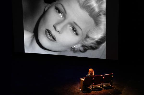 Bild 1 von 3: Anhand von zahlreichen Filmausschnitten aus bekannten Hollywoodfilmen und Kultklassikern enthüllt Filmemacherin Nina Menkes (vo.) Frauenfeindlichkeit und Bevormundung im Kino, hier am Beispiel von \