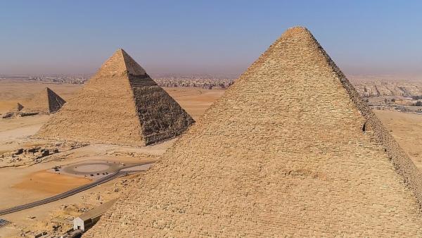 Bild 1 von 3: Die Pyramiden von Gizeh sind die größten aller ägyptischen Pyramiden.