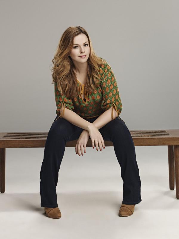 Bild 1 von 21: (11. Staffel) - Bringt neuen Schwung in die Männer-WG: Charlies Tochter Jenny (Amber Tamblyn) ...