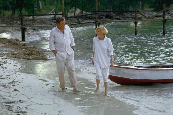 Bild 1 von 11: Als Ellen Brody (Lorraine Gary, r.) auf den Bahamas ankommt, denkt sie nur an ihren toten Mann und Sohn. Doch dann trifft sie Hoagie Newcombe (Michael Caine) und zeitgleich taucht am Strand eine dreieckige Rückenflosse auf ...