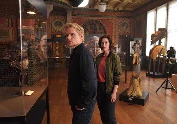 Bild 1 von 1: Im Museum: Kommissar Van der Valk (Marc Warren, li.) und Lucienne Hassell (Maimie McCoy, re.)