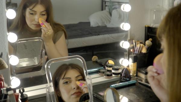 Bild 1 von 5: Yasemin Toprak schminkt sich.