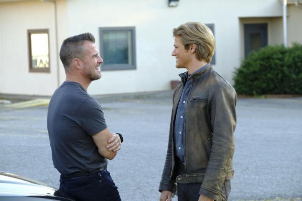 Bild 1 von 11: Geht ihr Plan auf? Jack Dalton (George Eads, l.) und MacGyver (Lucas Till, r.) wollen das Drogenkartell des inhaftierten Baron El Noche aushebeln. Dafür geht MacGyver als verdeckter Insasse selbst hinter Gittern, Jack unterstützt ihn inkognito als Gefängniswärter ..