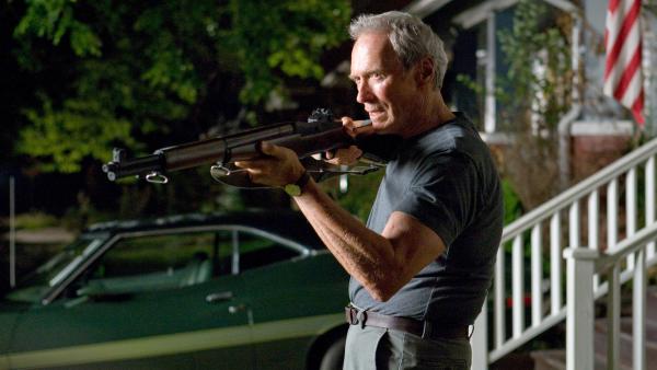 Bild 1 von 7: Walt Kowalski (Clint Eastwood) muss seine Nachbarn, die er verachtet, gegen eine örtliche Gang verteidigen.