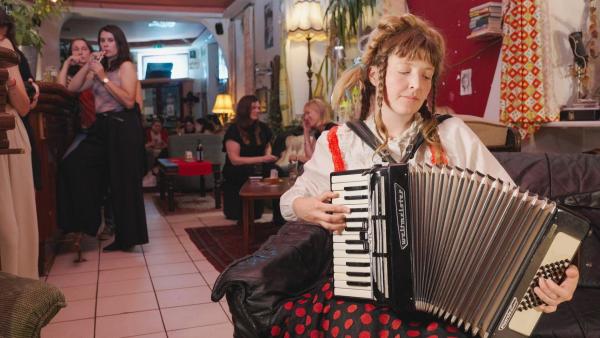 Bild 1 von 13: Im Bild: Alicia Edelweiß mit einer spontanen Interpretation.