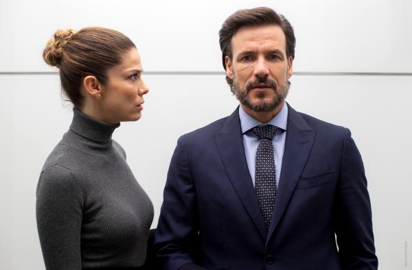 Bild 1 von 10: Daniel (Daniel Grao, rechts) holt seine Frau (Juana Acosta, links) überraschend vom Büro ab.