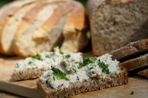 Bild 1 von 6: Grünkernaufstrich auf Vollkornbrot: Grünkern ist grüner Dinkel, der unreif geerntet und geröstet wird.