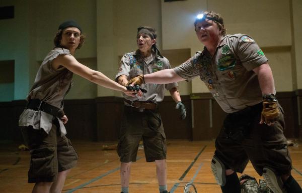Bild 1 von 14: Als die drei Freunde und begeisterten Pfadfinder Augie (Joey Morgan, r.), Carter (Logan Miller, l.) und Ben (Tye Sheridan, M.) beschließen, ein Wochenende im Wald zu verbringen, ahnen sie nicht, dass sie schon bald mitten in eine Zombie-Apokalypse geraten ...