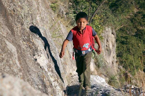 Bild 1 von 4: Der 7-jährige Lorenzo braucht knapp drei Stunden um in die Schule zu kommen.