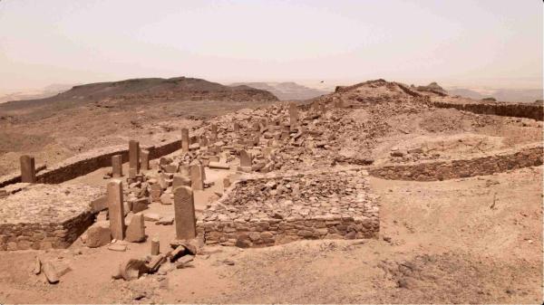 Bild 1 von 4: Der Tempel von Sarabit al-Chadim auf der Sinai-Halbinsel ist der Göttin Hathor gewidmet. In der Anlage finden sich zahlreiche Stelen mit Inschriften.