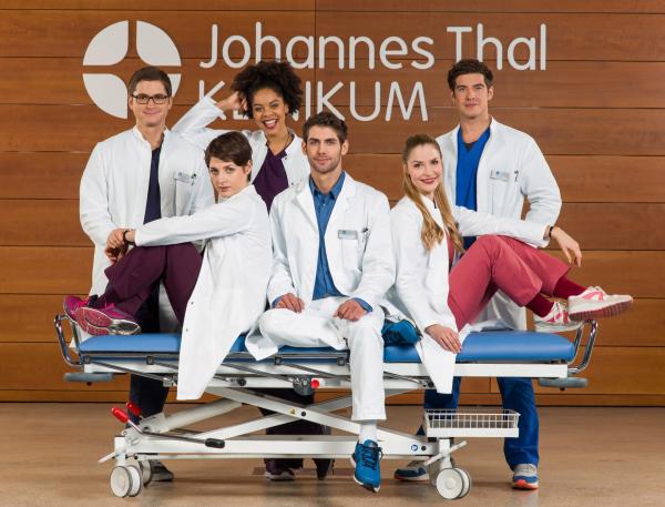 Bild 1 von 2: Im Bild v.l.n.r.: Elias Bähr (Stefan Ruppe), Dr. Theresa Koshka (Katharina Nesytowa), Vivienne Kling (Jane Chirwa), Dr. Niklas Ahrend (Roy Peter Link), Julia Berger (Mirka Pigulla), Ben Ahlbeck (Philipp Danne).