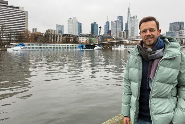 Bild 1 von 3: Moderator Arndt Reisenbichler bei der Ankunft in Frankfurt vor der \