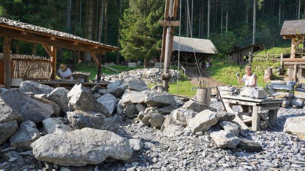Bild 1 von 13: Burgbauprojekt im österreichischen Friesach: Die Experimentalarchäologen bauen ausschließlich nach mittelalterlichen Techniken.