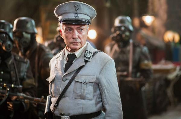 Bild 1 von 4: Udo Kier als Mondnazi-Führer Wolfgang Kortzfleisch in \