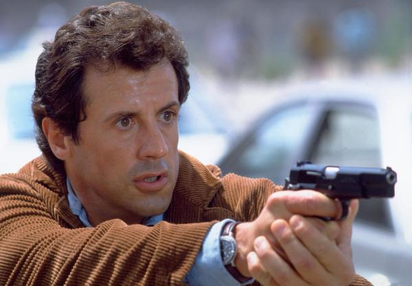 Bild 1 von 4: Er kann einem nur leidtun: Joe Bomowskis (Sylvester Stallone) Mutter hat durch Zufall einen Mord beobachtet und jetzt will sie den Fall mit ihm gemeinsam lösen ...