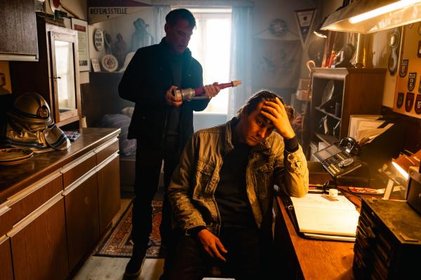 Bild 1 von 3: Nach dem Mord an der Wachleiterin der Freiwilligen Feuerwehr befragt Kommissar Matti Wagner (Pierre Besson, l.) ihren Stellvertreter Nils Steiner (Frederik Götz, r.). Er ist sichtlich aufgewühlt, denn er kannte die Tote seit der Schulzeit.