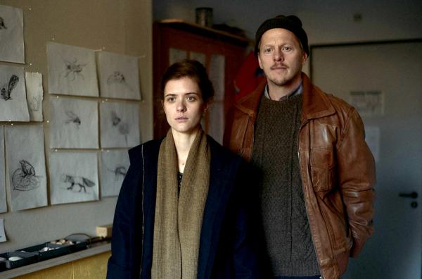 Bild 1 von 10: Eva (Liv Lisa Fries) und Pelle (Thure Lindhardt) überraschen Felix mit einem Besuch in der Klinik.