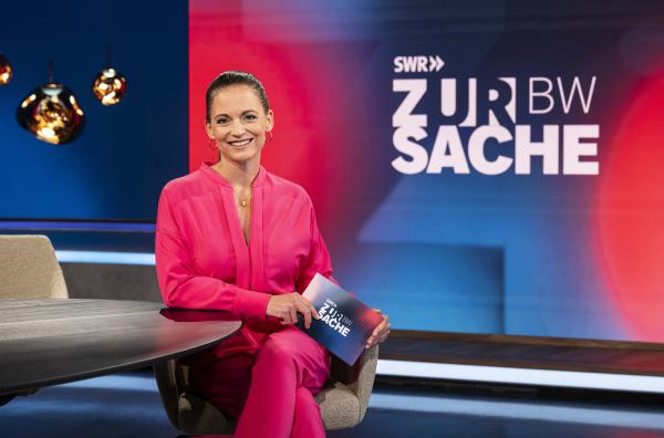 Bild 1 von 5: Das Politikmagazin fürs Land, donnerstags um 20.15 Uhr im SWR Fernsehen (BW).  Moderatorin Alexandra Gondorf.