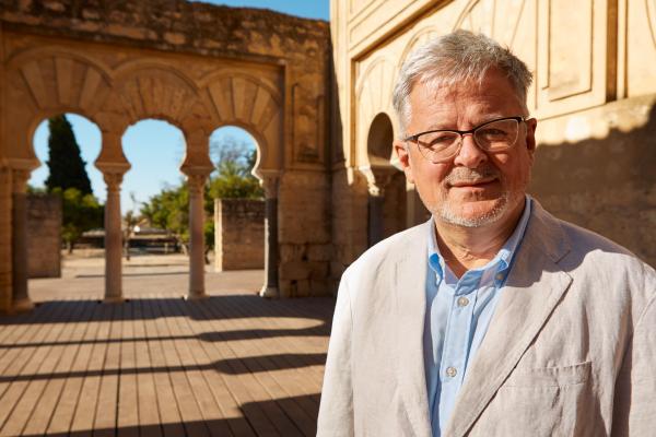 Bild 1 von 10: Christopher Clark vor dem UNESCO-Welterbe Medina Azahara in Spanien
