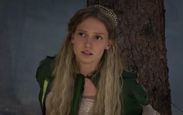 Bild 1 von 14: Die Königstochter (Frida Lovisa Hamann) ist entsetzt über ihren skrupellosen Vater.