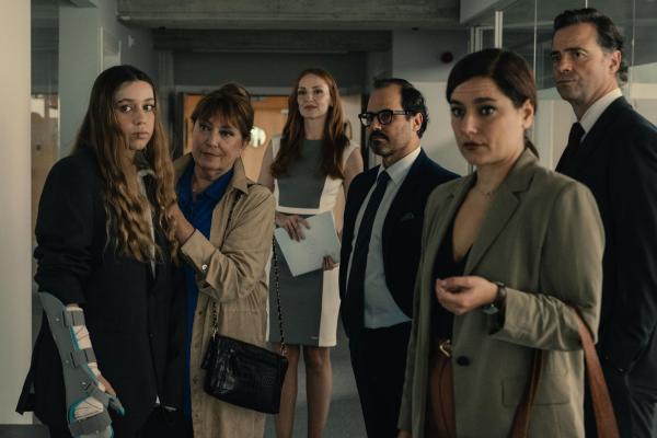 Bild 1 von 6: (v.l.n.r.) Lúa (Eva Barreiro); Fátima (Mercedes Sampietro); Inma (Cristina Castaño); Jonás (Xosé Manuel Esperante); Lilith (Sheyla Fariña); Santiago (Machi Salgado)