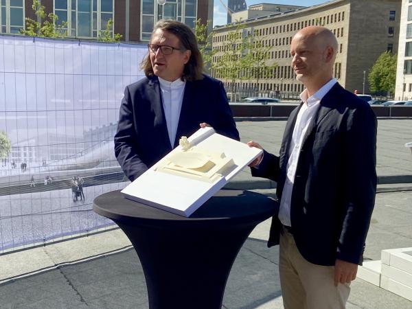 Bild 1 von 7: Von links: Johannes Milla und Sebastian Letz beim Spatenstich.