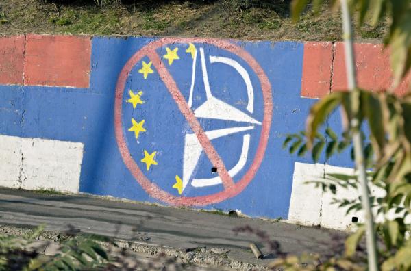 Bild 1 von 6: Durchgestrichenes EU- und NATO-Symbol auf einer Wand in Belgrad