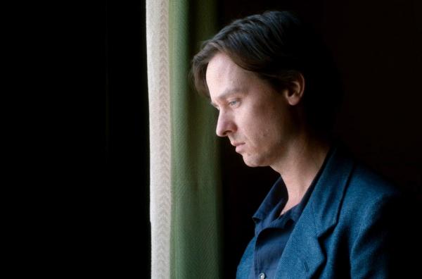 Bild 1 von 1: Fabian (Tom Schilling) sieht nachdenklich aus dem Fenster.
